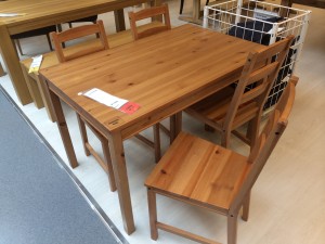 Auch im IKEA in Innsbruck vertreten: Das Sonder-Superangebot des Gierkonzerns IKEA 'Jokkmokk'. 99,99 Euro für einen Vollholztisch und 4 Stühle. Mit einiger Wahrscheinlichkeit stammt das Holz aus jenen nordischen Kiefern, die einst einen borealen Urwald in Karelien bildeten.