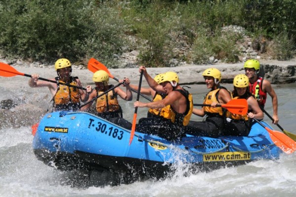 Auch Wasserratten und besonders Abenteuerlustige kommen beim Rafting auf der Isel auf ihre Kosten. (c) Club Aktiv Osttirol.