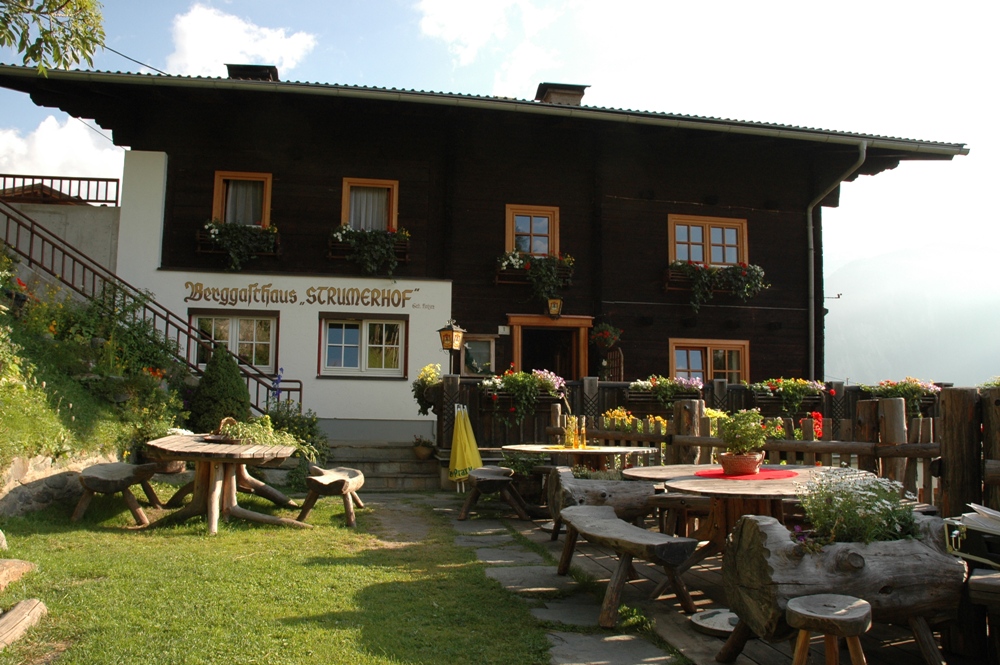 Das Kräuterwirtshaus Strumer Hof - oberhalb von Matrei in Osttirol.