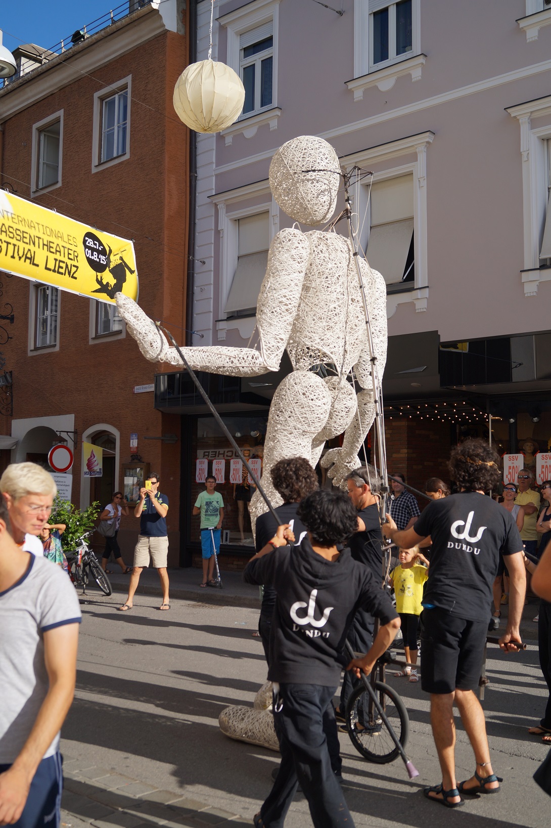 Beim "Olala" Straßentheaterfestival in Lienz sollte man sich nicht wundern, was einem so alles über den Weg läuft.... (Bild: Angelika Stegmayr)