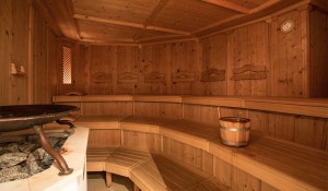 Eine finnische Sauna hat bis zu 100 Grad. Heiß, aber wohltuend.