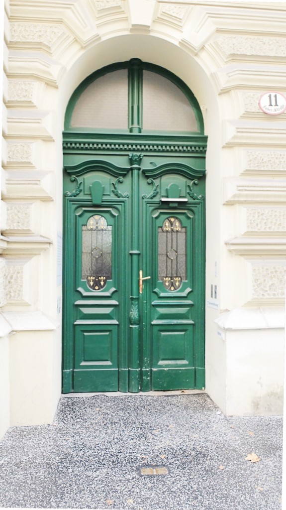 dunkelgrüne Tür des Magistrats Salzburg im Andräviertel