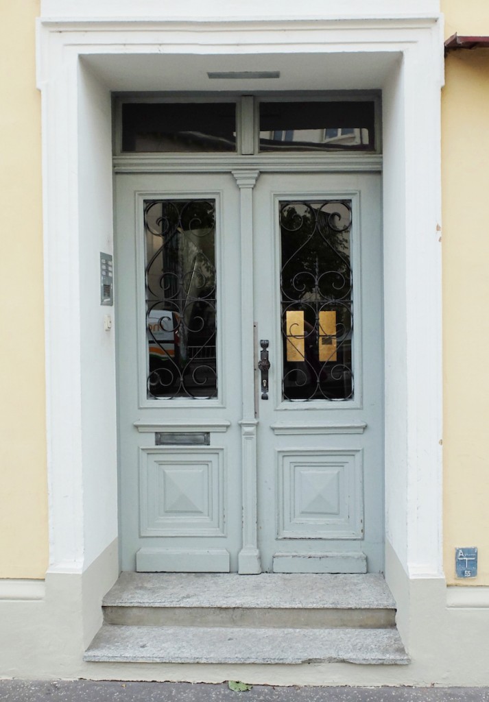 Hellblaue Tür in der Wolf Dietrich Straße - im Andräviertel Salzburg
