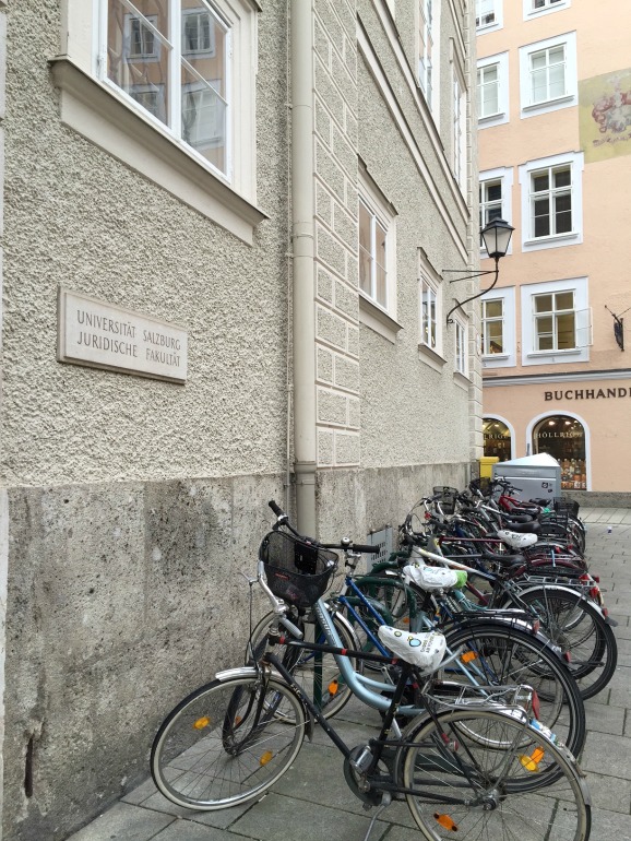Eingang zur Juridischen Fakultät der Paris-Lodron-Universität Salzburg