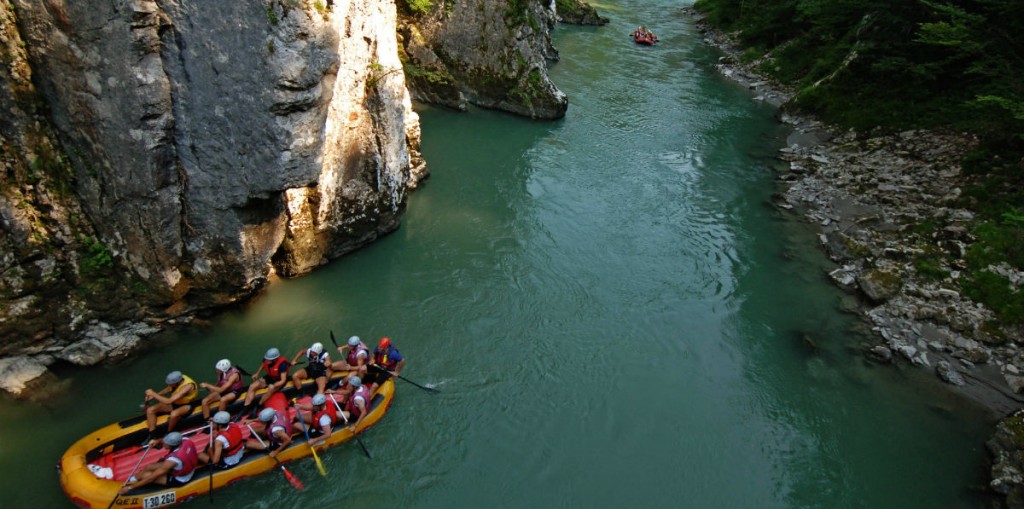 Das Erlebnis-Rafting auf der Tiroler Ache ist vor allem ein geselliges Vergnügen für Junggebliebene. (c) Bild: Adventure Club Kössen