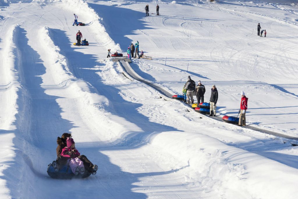 Winterspaß in Tirol: Snowtubing-Rennen und Rodelspaß im Peternhof
